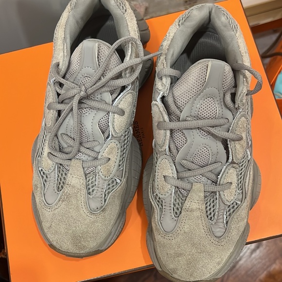 yeezy women’s size 7 - Picture 2 of 3